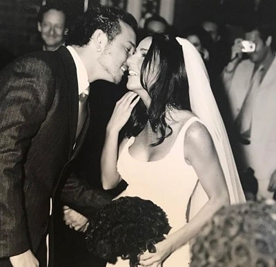 Laura Lentz Wiki (Carl Lentz's Wife) Age, Children, Biography & Facts 21 Laura Lentz and Carl Lentz (former senior pastor of Hillsong Church NYC) on their wedding day