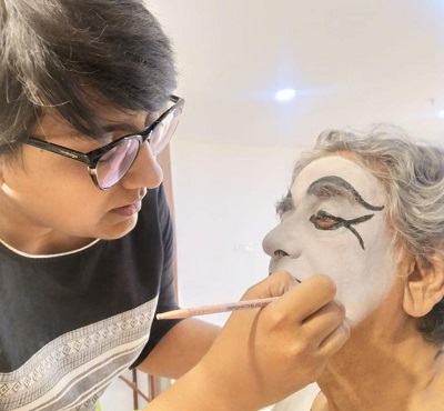 Madhurima Goswami Wiki (Anirban Bhattacharya's Wife) Age, Biography & Facts 8 Madhurima Goswami while painting Mime Face