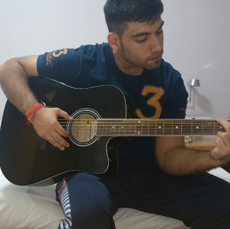 Milind Chandwani Wiki, Age, Girlfriend, Height, Family, Biography & More 22 Milind Chandwani loves to play guitar