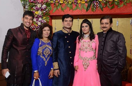 Milind Chandwani Wiki, Age, Girlfriend, Height, Family, Biography & More 11 Milind Chandwani with his dad Nk Chandwani, mom Deepa Chandwani, brother Gaurav Chandwani, and sister-in-law Poonam Hinduja