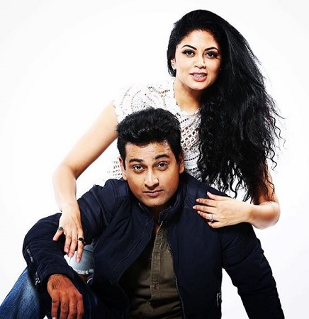 Ronnit Biswas Wiki, Age, Wife, Children, Biography, Family & Facts 10 Ronnit Biswas with his spouse Kavita Kaushik