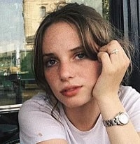 Ryan Shawhughes Hawke: Wiki, Age, Husband, Family, Biography & More 10 Ryan Shawhughes Hawke step-daughter Maya Hawke