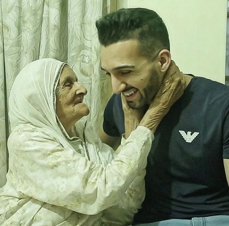 Sham Idrees Wiki, Age, Wife, Children, Height, Family, Biography & More 7 Sham Idrees with his grandmother