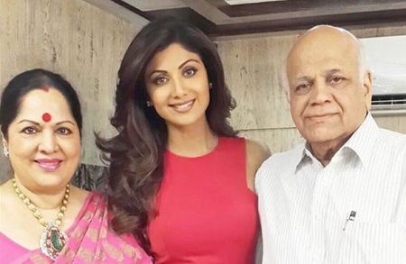 Shilpa Shetty with her parents Surendra Shetty and Sunanda Shetty