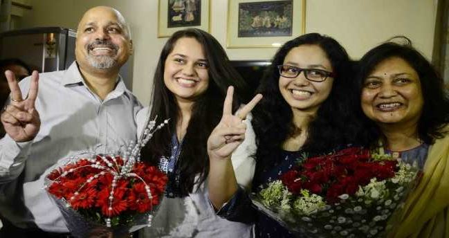 Tina Dabi (IAS) Wiki, Age, Husband, Caste, Salary, Family, Biography & Facts 10 Tina Dabi with her dad Jaswant Dabi, mom Himani Dabi, and sister Ria Dabi
