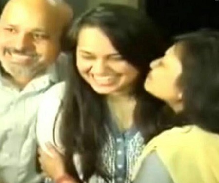 Tina Dabi (IAS) Wiki, Age, Husband, Caste, Salary, Family, Biography & Facts 18 Tina Dabi's photo with her parents after clearing her IAS exam
