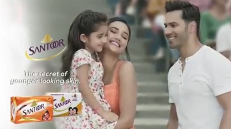 Akanksha Sharma (Actress) Wiki, Age, Height, Boyfriend, Family, Biography & More 11 Akanksha Sharma in the advertisement of Santoor along with Varun Dhawan