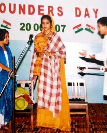 Akanksha Sharma (Actress) Wiki, Age, Height, Boyfriend, Family, Biography & More 3 An old photo of Akanksha Sharma during her school function
