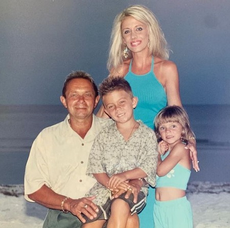 Casimere Jollette Wiki, Height, Age, Boyfriend, Family, Biography & More 5 An old photo of Casimere Jollette with family