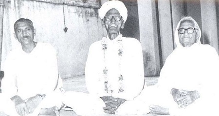Mahashay Dharampal Gulati (MDH) Age, Wife, Children, Net worth, Biography & More 17 An old photo of Mahashay Dharampal Gulati with his dad Mahashay Chunni Lal Gulati and mom Mata Chanan Devi