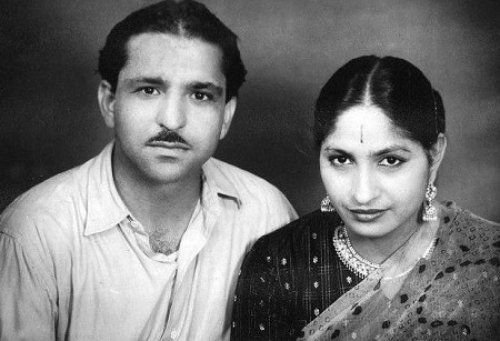 Mahashay Dharampal Gulati (MDH) Age, Wife, Children, Net worth, Biography & More 22 An old photo of Mahashay Dharampal Gulati with his wife Lilawati