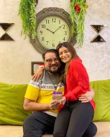 Anam Darbar Wiki, Height, Age, Boyfriend, Net worth, Biography & More 8 Anam Darbar with her dad Ismail Darbar