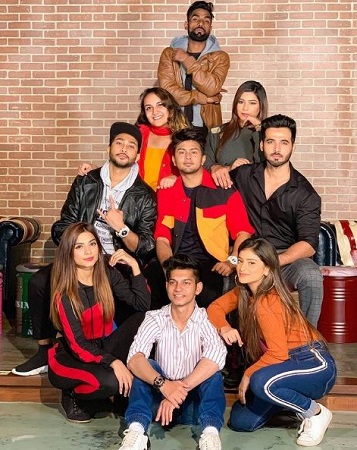 Anam Darbar Wiki, Height, Age, Boyfriend, Net worth, Biography & More 7 Anam Darbar with her friends