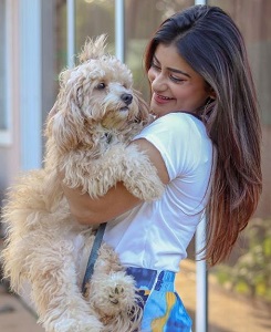 Anam Darbar Wiki, Height, Age, Boyfriend, Net worth, Biography & More 16 Anam Darbar with her pet