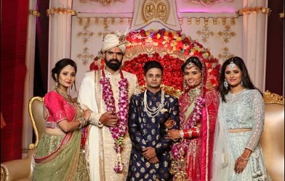 Anjali Raghav Wiki, Height, Age, Boyfriend, Family, Biography & More 5 Anjali Raghav with her Elder sisters and younger brother