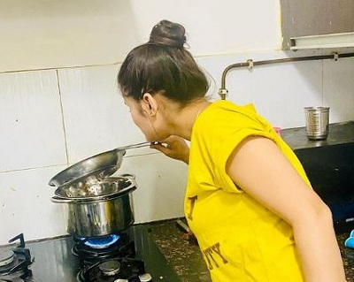 Anjali Raghav Wiki, Height, Age, Boyfriend, Family, Biography & More 9 Anjjali Raghav clicked while taking cooking classes