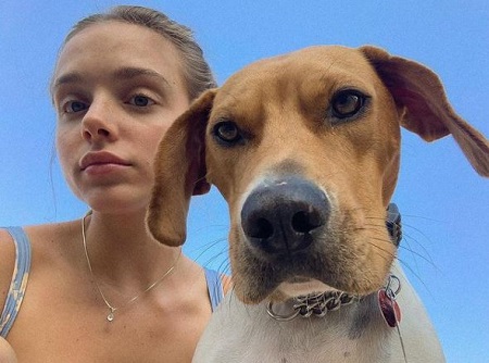 Casimere Jollette Wiki, Height, Age, Boyfriend, Family, Biography & More 17 Casimere Jollette with her pet
