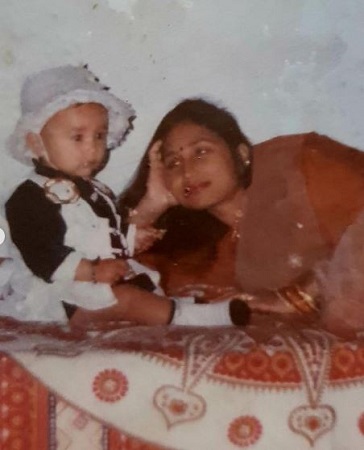 Akanksha Sharma (Actress) Wiki, Age, Height, Boyfriend, Family, Biography & More 2 Childhood photo of Akanksha Sharma with her mom Sakshi Sharma