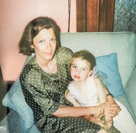 Emily Sears Wiki, Height, Age, Husband, Boyfriend, Biography & More 5 Childhood photo of Emily Sears with her mother