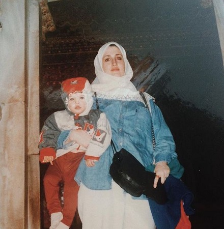 Reem Amara Wiki, Height, Age, Boyfriend, Family, Biography & More 6 Childhood photo of Reem Amara with her mother Carolyn Lena Mickley