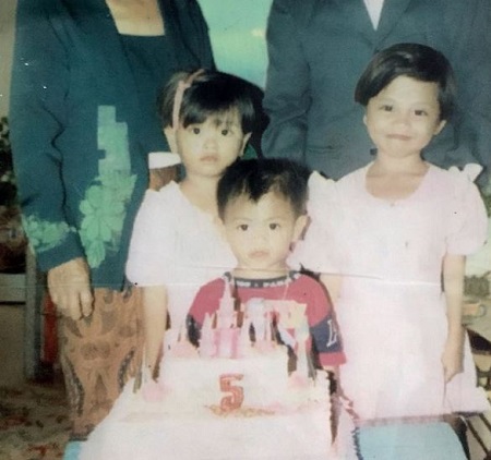 Childhood photo of Tania Ayu Siregar with her siblings