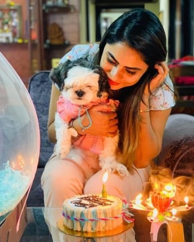 Cute picture of Deepika Das with her dog.