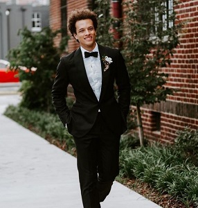 Damon J. Gillespie Wiki, Height, Age, Girlfriend, Family, Biography & More 6 Damon J. Gillespie's height