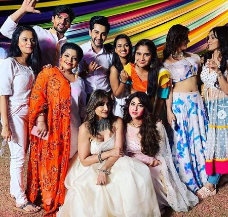 Divya Bhatnagar: Wiki, Age, Husband, Death, Family, Biography & More 17 Divya Bhatnagar with the cast of Ishq Mein Marjawan