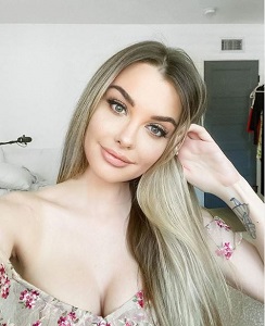Emily Sears Wiki, Height, Age, Husband, Boyfriend, Biography & More 9 Emily Sears' tattoo