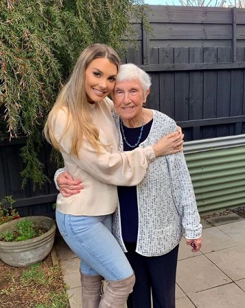Emily Sears Wiki, Height, Age, Husband, Boyfriend, Biography & More 13 Emily Sears with her grandmother