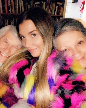 Emily Sears Wiki, Height, Age, Husband, Boyfriend, Biography & More 10 Emily Sears with her mom and grandmom
