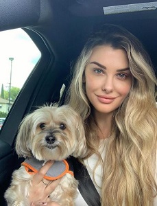Emily Sears Wiki, Height, Age, Husband, Boyfriend, Biography & More 20 Emily Sears with her pet dog