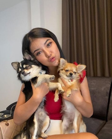 Faii Orapun Wiki, Height, Age, Boyfriend, Family, Biography & More 15 Faii Orapun with her pet dogs