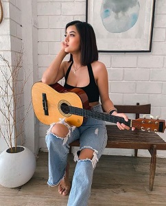 Faii Orapun Wiki, Height, Age, Boyfriend, Family, Biography & More 13 Faii Orapun;s favorite instrument