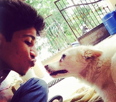 Jaffer Sadiq Wiki, Height, Age, Girlfriend, Family, Biography & More 8 Jaffer Sadiq with his pet