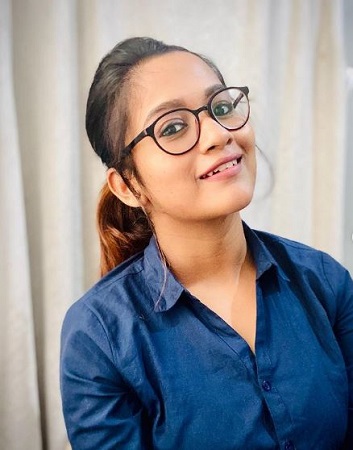 Kaavya Arivumani Wiki, Age, Boyfriend, Husband, Family, Biography & More 8 Kaavya Arivumani in specs