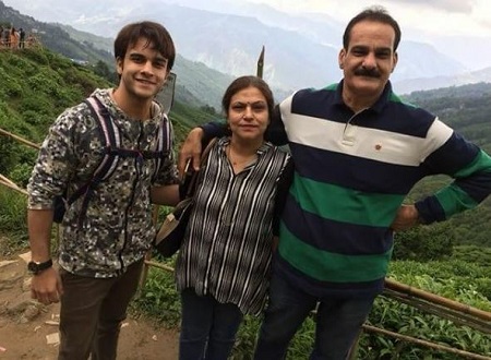 Krishna Kaul Wiki, Height, Age, Girlfriend, Family, Biography & More 8 Krishna Kaul with his father Anil Kaul and mother Veena Kaul