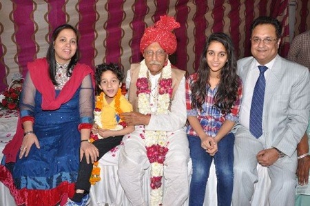 Mahashay Dharampal Gulati (MDH) Age, Wife, Children, Net worth, Biography & More 20 Mahashay Dharampal Gulati with family