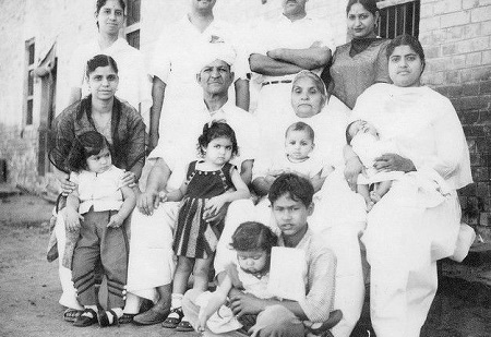 Mahashay Dharampal Gulati (MDH) Age, Wife, Children, Net worth, Biography & More 18 Mahashay Dharampal Gulati's family's old photo