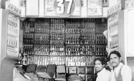 Mahashay Dharampal Gulati (MDH) Age, Wife, Children, Net worth, Biography & More 25 Mahashay Dharampal Gulati's old photo in his shop