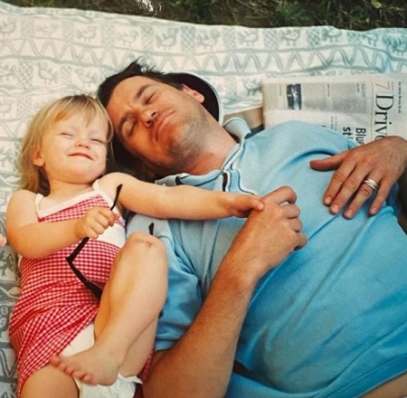 Mia Healey Wiki, Age, Height, Boyfriend, Family, Biography & More 3 Mia Healey's childhood photo with her dad Nick Healey