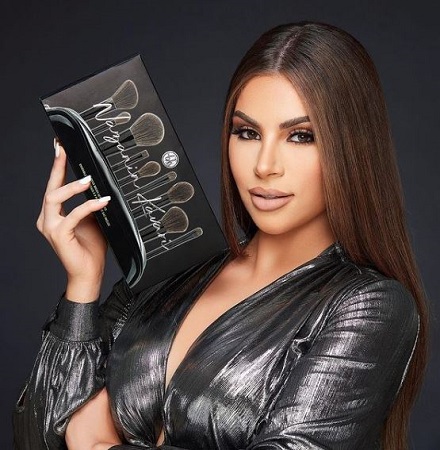 Nazanin Kavari Wiki, Height, Age, Husband, Family, Biography & More 13 Nazanin Kavari's brush set