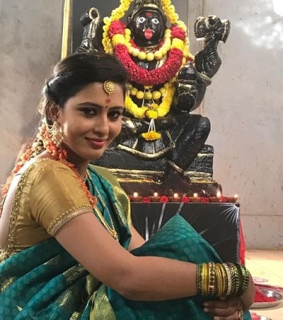 Neha Gowda Wiki, Age, Husband, Caste, Family, Biography & More 16 Neha Gowda performing puja