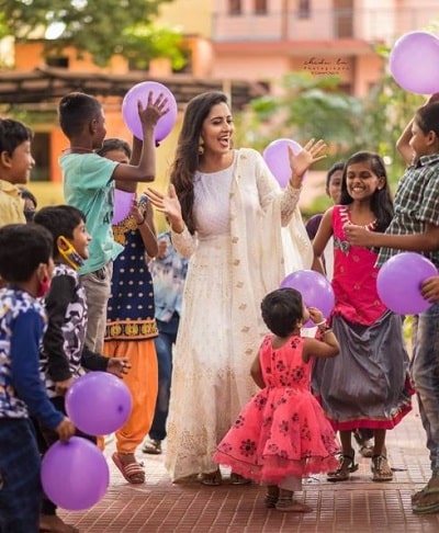 Neha Gowda Wiki, Age, Husband, Caste, Family, Biography & More 15 Neha Gowda spent her Diwali with some underprivileged kids