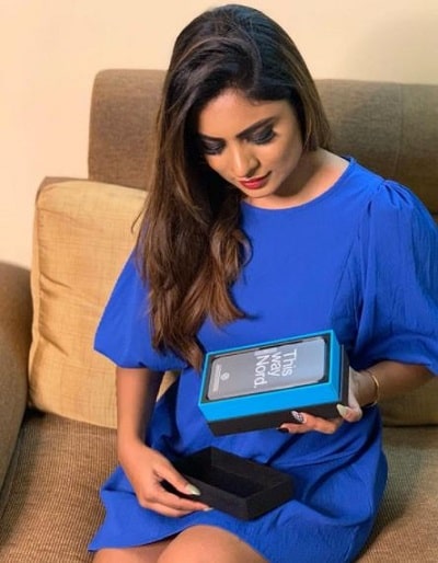 Promoting the new One Plus phone, Deepika Das look beautiful in Blue