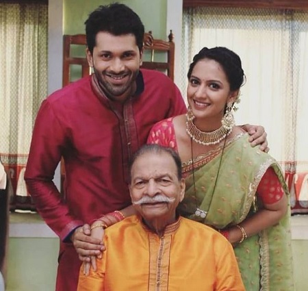 Ravi Patwardhan Wiki, Age, Wife, Family, Biography, Movies & More 7 Ravi Patwardhan with celebrities Ashutosh Patki and Tejashri Pradhan