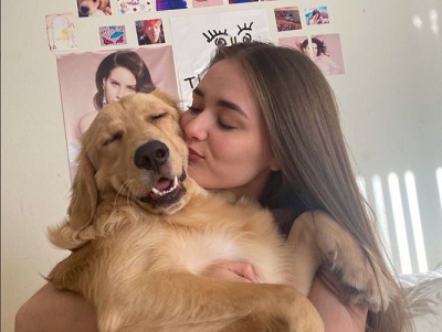 Reylynn Caster Wiki, Age, Height, Boyfriend, Family, Biography & More 12 Reylynn Caster with her pet Lola