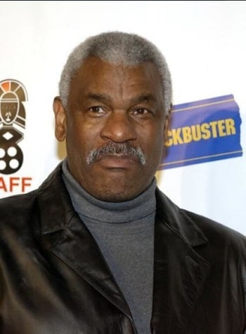Mr. Iglesias (Netflix) Actors, Cast & Crew 6 Richard Gant-min