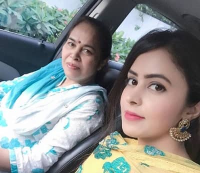 Shobhita Rana posts a selfie with her mother on 13th May 2018 to celebrate her Mom's birthday