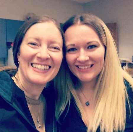 Synndy Synn (Amanda Huber) Wiki, Age, Husband, Children, Biography & More 7 Synndy Synn with her best friend Susan